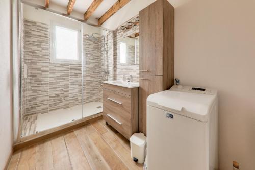 een badkamer met een douche, een toilet en een wastafel bij Maison avec jardin pour 6 entre golf et plage in Saint-Gildas-de-Rhuys
