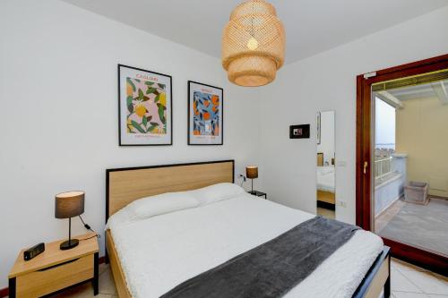 een slaapkamer met een groot bed en een balkon bij Villa Rosa in Manerba del Garda