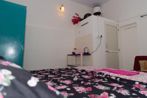 a room with a bed with a black and pink blanket at Homestay Urmil Basant in Jaipur