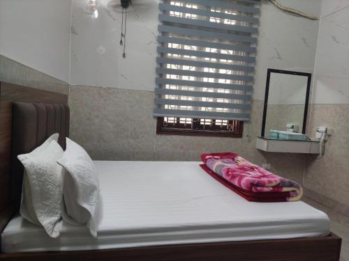 uma cama num quarto com uma janela e uma cama sidx sidx em Nhà nghỉ sao mai 2 em Hanói