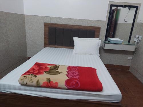 um quarto com uma cama com um cobertor de flores em Nhà nghỉ sao mai 2 em Hanói