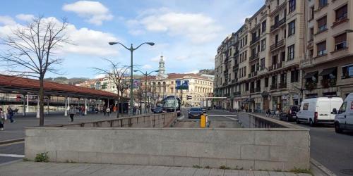 una calle de la ciudad con edificios y gente caminando por la calle en Casual Fuentes, en Bilbao