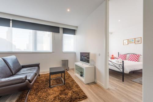 una sala de estar con un sofá y una cama en GuestReady - Retreat near Matosinhos beach, en Matosinhos