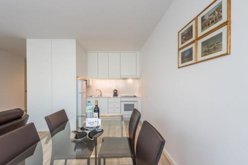Un comedor con una mesa de cristal y sillas. en GuestReady - Retreat near Matosinhos beach, en Matosinhos