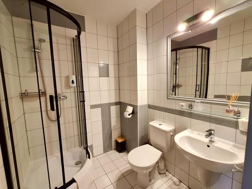 クトノにあるHotel Restauracja Rondoのバスルーム(トイレ、洗面台、シャワー付)