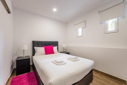 A bed or beds in a room at GuestReady - Pocket-sized gem in Porto