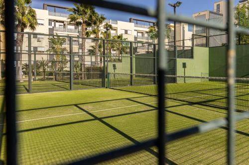 Tereni za tenis i/ili skvoš u sklopu objekta ALLO Apartments Europa II 4 Habitaciones-Piscina-Parking ili u blizini