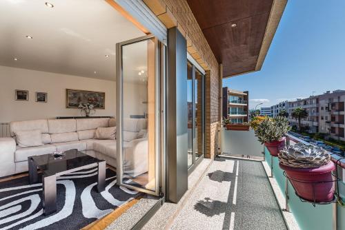 Balkoni atau teres di GuestReady - Luxe living by the pool