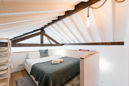 En eller flere senge i et værelse på GuestReady - High-ceiling urban retreat in Porto
