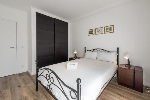 a bedroom with a large bed with a black headboard at GuestReady - A pleasant stay at Matosinhos in Matosinhos