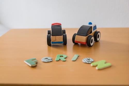 two toy cars on top of a wooden table at Ferienhof Hofer in Absberg