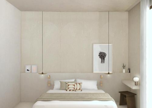 een slaapkamer met een bed met twee stoelen erop bij Hotel Liautaud in Cassis