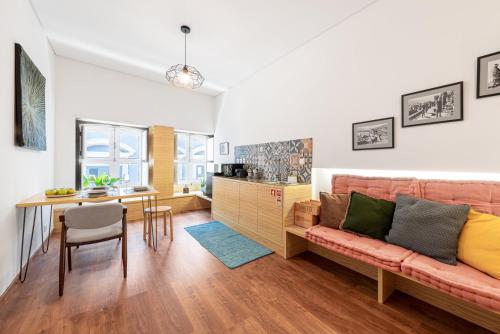 un soggiorno con divano e tavolo di GuestReady - Trendy city central studio a Porto
