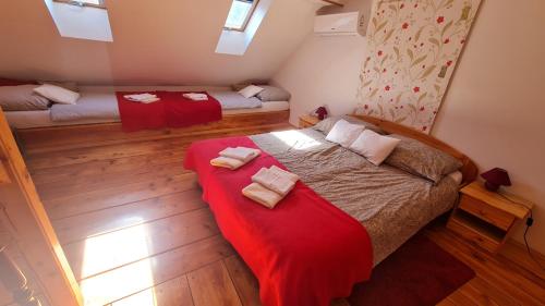 1 dormitorio con 1 cama con 2 toallas en Pikoló Vendéglő és Vendégház, en Bakonybél