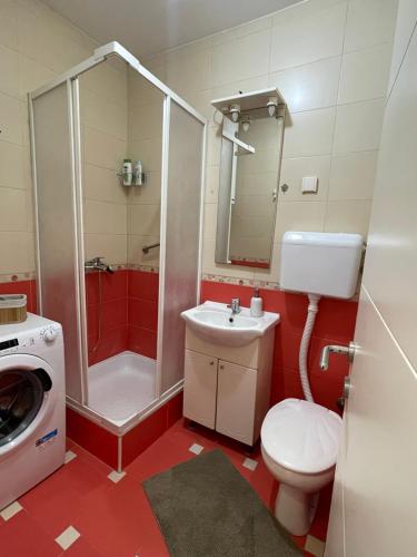 a bathroom with a toilet sink and a shower at Cvetanov trg LUX 4 in Belgrade