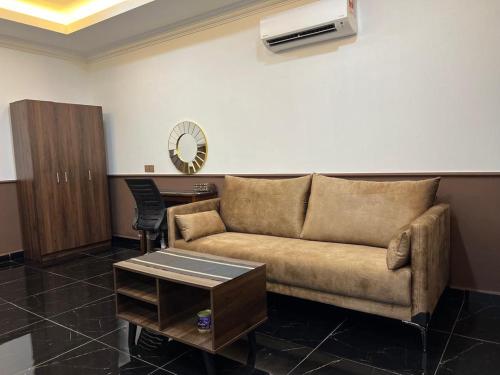 uma sala de estar com um sofá e uma mesa em The Lodge em Kuala Kerai