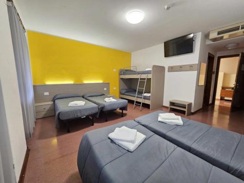twee bedden in een kamer met twee stapelbedden bij Bella Italia & EFA Village in Forni Avoltri