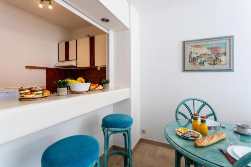 une salle à manger avec une table et des chaises et une cuisine dans l'établissement Résidence Gray d'Albion Studio BRA507, à Cannes