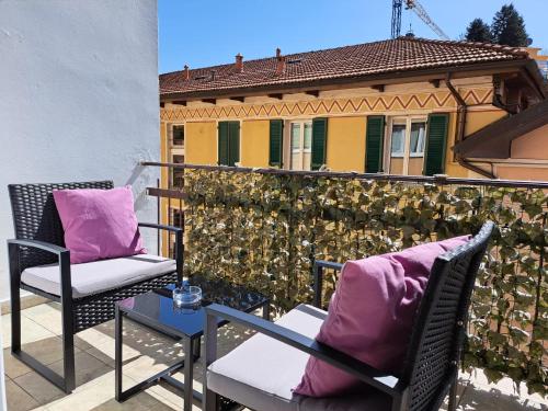 ein Paar Stühle und ein Tisch auf dem Balkon in der Unterkunft Tresa Apartment by Quokka 360 - flat in Custom in Lavena Ponte Tresa