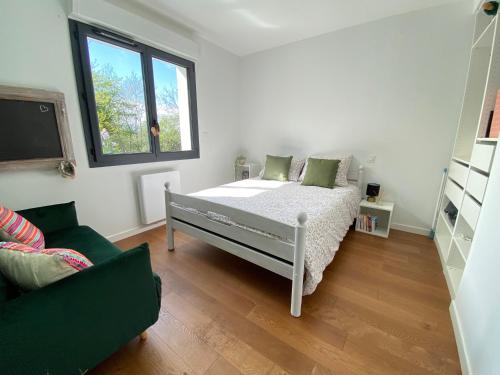 une chambre avec un lit, une fenêtre et un canapé dans l'établissement Villa avec piscine 3 chambres, à Foix