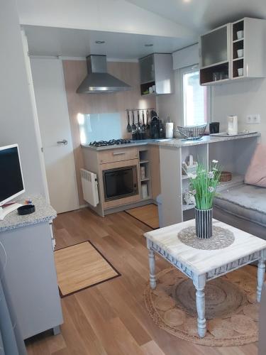 un salon avec une table et une cuisine dans l'établissement Mob151, à Port-la-Nouvelle