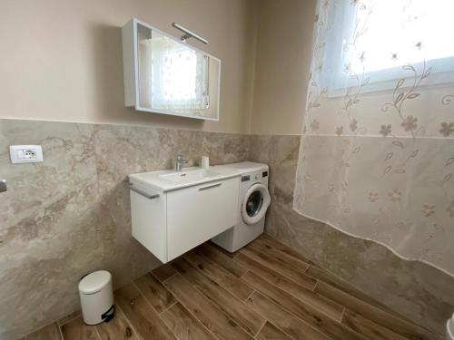 a bathroom with a washing machine and a sink at VILLAGGIO LIDO - Cavallino in Cavallino-Treporti