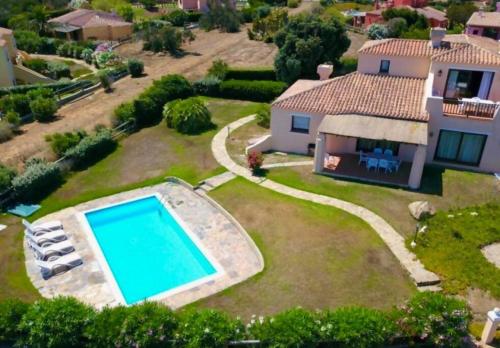 an aerial view of a house with a swimming pool at Villa Claudia piscina privata in Stintino
