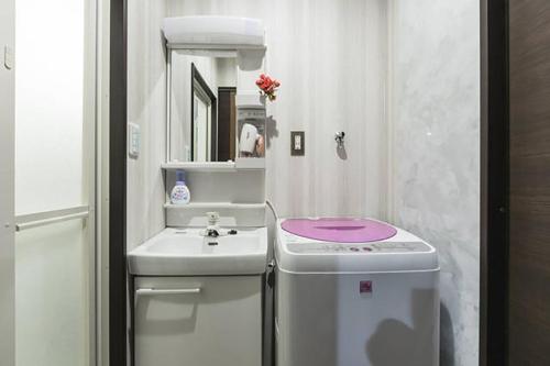 uma pequena casa de banho com um lavatório e uma máquina de lavar roupa em Kyoto - apartment / Vacation STAY 169 em Quioto