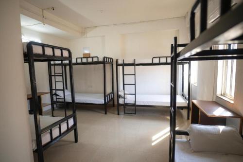 Cama o camas de una habitación en Travelers Hostel
