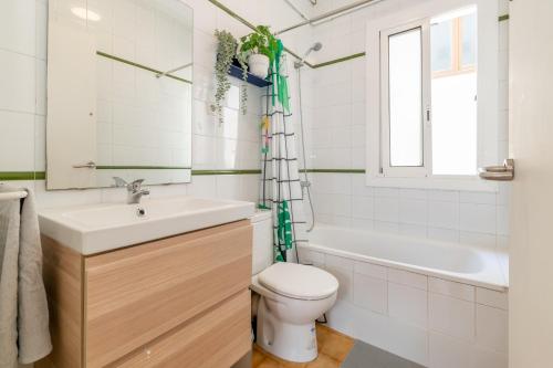 uma casa de banho com um WC e uma janela. em RONDA em Barcelona