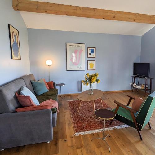 un salon avec un canapé et une table dans l'établissement Domaine du Lac, Eymet, à Eymet