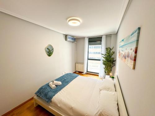 een slaapkamer met een bed en een raam bij Reina del Pilar ComoTuCasa in Zaragoza
