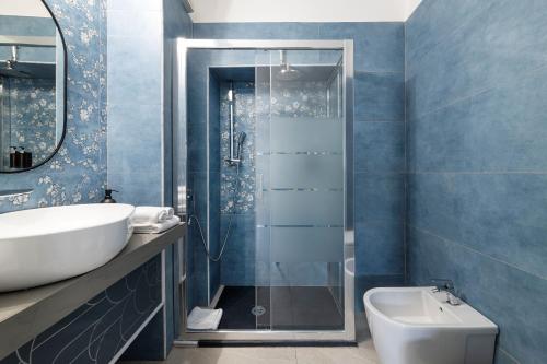 a bathroom with a shower and a sink and a toilet at Easylife - Suite in Porta Venezia in Milan