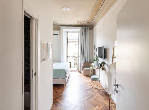 Una televisión o centro de entretenimiento en Easylife - Suite in Porta Venezia