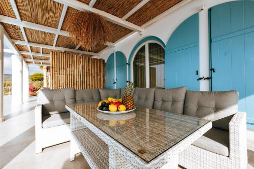 een eetkamer met een tafel met een fruitschaal bij Luxury Apartments La Villa in Chorto