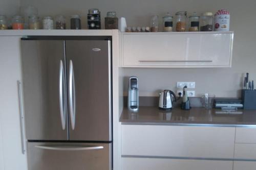 Photo de la galerie de l'établissement Maison contemporaine avec grande piscine, à Cholet