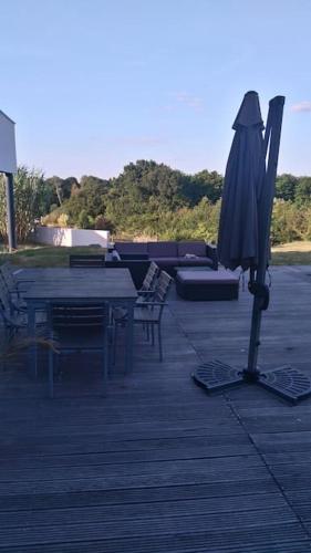 Photo de la galerie de l'établissement Maison contemporaine avec grande piscine, à Cholet