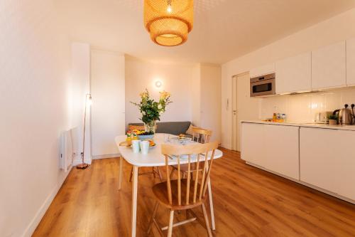 une cuisine et une salle à manger avec une table et des chaises dans l'établissement Marechal Foch / GOLD2025 / ST, à Cannes