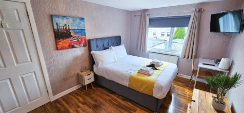 - une petite chambre avec un lit et une fenêtre dans l'établissement Lovat 2 Bedroom Apartment - Inverness, à Inverness
