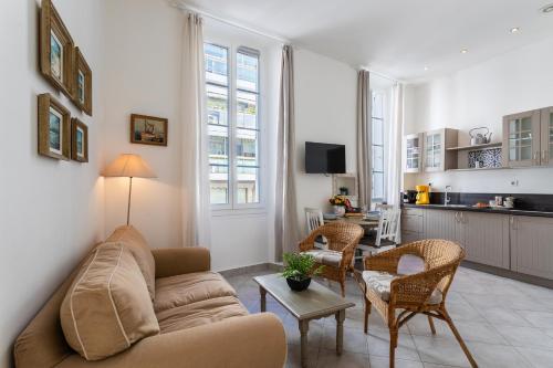 un salon avec un canapé et une table dans l'établissement Freres PradignacLAT1101, à Cannes