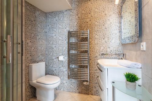 une salle de bain avec toilettes et lavabo dans l'établissement Freres PradignacLAT1101, à Cannes