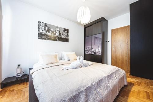 een slaapkamer met een bed met een knuffeldier erop bij Story of swan lake in Zagreb