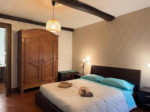 都靈的住宿－500 m Mole Antonelliana, con Vista su Torino，卧室里设有一张床,上面有一只动物