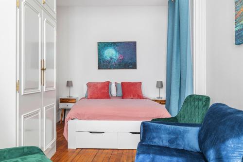une chambre avec un lit et une chaise bleue dans l'établissement Heimat, à Paris