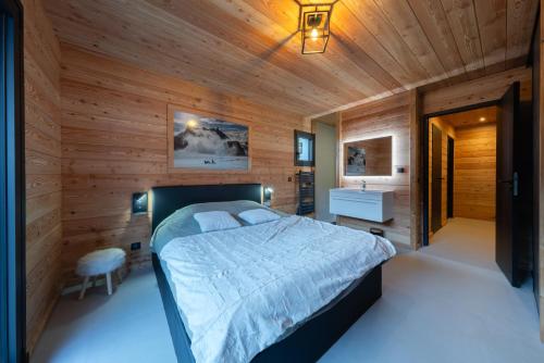 Ένα ή περισσότερα κρεβάτια σε δωμάτιο στο Chalet For You Luxe et Spa