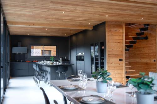 d'une salle à manger avec des murs noirs et des plafonds en bois. dans l'établissement Chalet For You Luxe et Spa, à Briançon