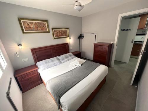 um quarto com uma cama grande e uma cozinha em Apartamentos FULL EQUIPPED em Elche