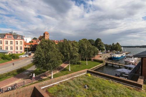 - Vistas al río de una ciudad en Kietzspeicher App 12, en Waren