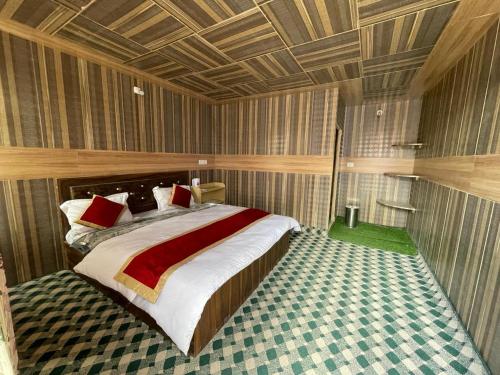 列城的住宿－Milam Cottage，一间卧室,卧室内配有一张大床