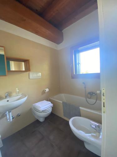 a bathroom with a sink and a toilet and a tub at Corte Monticello in Barbarano Vicentino